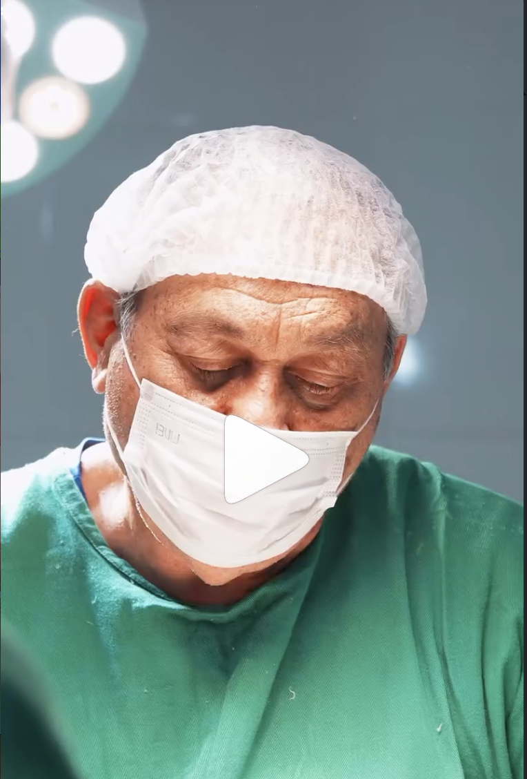 Dr. Walber em centro cirúrgico, de touca e máscara